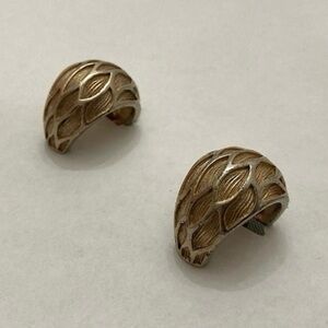 💫 Vintage 1950s Boucher Gold Paddle Back Clip-On Earrings Leaf Patterned